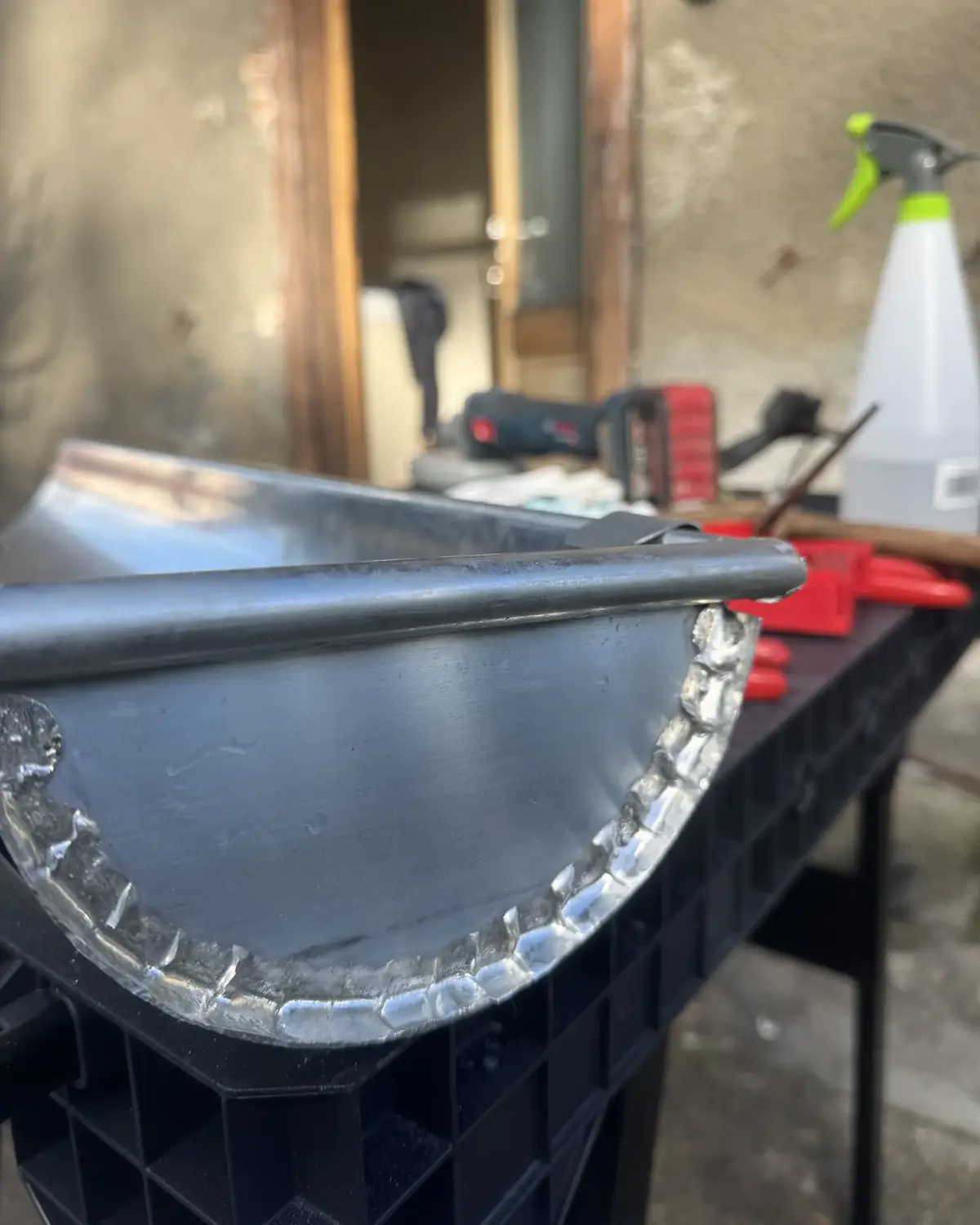 Talon de gouttière en zinc, gros plan sur la finition